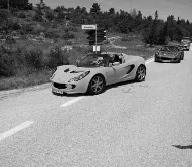 URBINO, İtalya - 16 Haziran 2022: Mille Miglia 2022 rallisinde eski bir yarış arabasında Lotus Elise