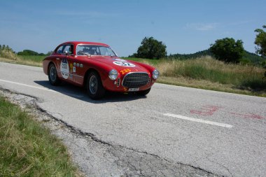 URBINO, İTALYA - 16 Haziran 2022: FERRARI 225 S BERLINETTA VİGNALE 1952 Mille Miglia 2022 rallisinde eski bir yarış arabası üzerinde