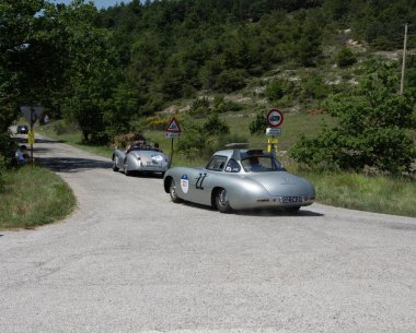 URBINO, İtalya - 16 Haziran 2022: MERCEDES-BENZ 300 SL PROTOTIPO 1952 Mille Miglia 2022 rallisindeki eski bir yarış arabası üzerine