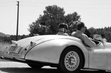 URBINO, ITALY - 16 Haziran 2022: URBINO, İtalya - 16 Haziran 2022: JAGUAR XK120 OTS LighTweight 1950: Mille Miglia 2022 rallisindeki eski bir yarış arabası
