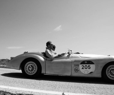URBINO, İtalya - 16 Haziran 2022: JAGUAR XK120 OTS LighTweight 1950 Mille Miglia 2022 rallisindeki eski bir yarış arabasına