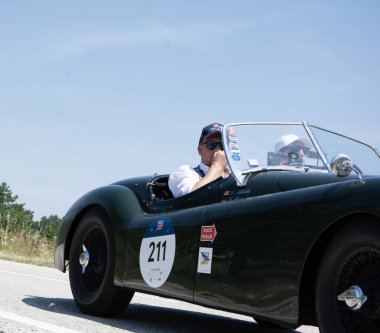 URBINO, İtalya - 16 Haziran 2022: JAGUAR XK120 OTS ROADSTER 1950 Mille Miglia 2022 rallisinde eski bir yarış arabası üzerinde ünlü İtalyan tarihi yarışı