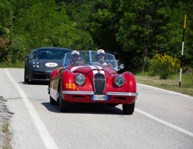 URBINO, İtalya - 16 Haziran 2022: JAGUAR XK120 OTS LighTweight 1950 Mille Miglia 2022 rallisindeki eski bir yarış arabasına