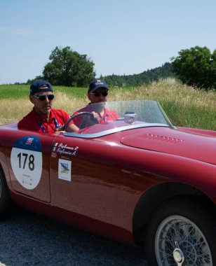 URBINO, İTALYA - 16 Haziran 2022: ERMINI FIATCISITALIA GILCO 1100 SPORT 1950 Mille Miglia 2022 rallisinde eski bir yarış arabası üzerinde