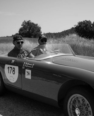 URBINO, İTALYA - 16 Haziran 2022: ERMINI FIATCISITALIA GILCO 1100 SPORT 1950 Mille Miglia 2022 rallisinde eski bir yarış arabası üzerinde