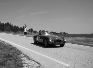 URBINO, İTALYA - 16 Haziran 2022: ERMINI FIATCISITALIA GILCO 1100 SPORT 1950 Mille Miglia 2022 rallisinde eski bir yarış arabası üzerinde