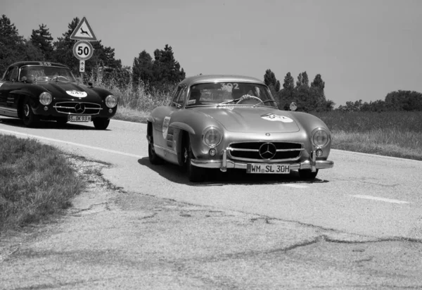 Urbino イタリア Jun 2022年 Mercedes Benz 300 W198 1954年ラリーで古いレースカーでミル ミリア2022年有名なイタリアの歴史的なレース — ストック写真