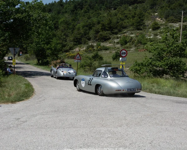 Urbino イタリア 2022年6月16日 2022年6月16日 Mercedes Benz 300 Prototipo 1952年ラリーで古いレーシングカーでミル ミリア2022年有名なイタリアの歴史的なレース — ストック写真