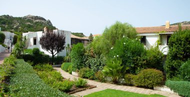 İtalya, porto quatu, 18 - 08-2022: Kosta Smeralda 'da lüks yatları olan Poltu Quatu limanı ve körfezi muhteşem manzarası