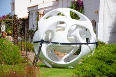 İtalya, porto quatu, 18 - 08-2022: Kosta Smeralda 'da lüks yatları olan Poltu Quatu limanı ve körfezi muhteşem manzarası