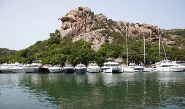 İtalya, porto quatu, 18 - 08-2022: Kosta Smeralda 'da lüks yatları olan Poltu Quatu limanı ve körfezi muhteşem manzarası