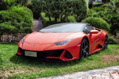 Poltu quatu, İtalya - 13 Ağustos 2019: Spor araba ve süper araba Lamborghini Huracan