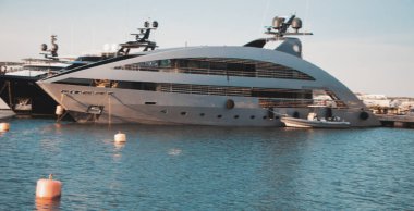 Olbia, Sardinya İtalya - 2022: Gün batımında marina di Olbia limanı ve yat marinasının panoramik manzarası