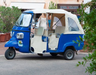 PORTO CERVO, İtalya - 18 AĞUSTOS 202: Porto Cervo 'daki maymun piaggio spiaggina