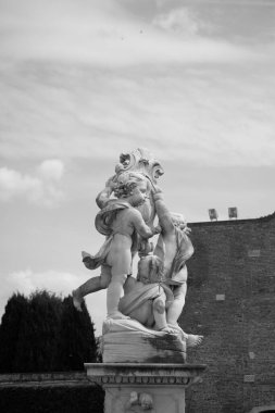 Pisa, Italyitaly, Pisa, 30 -04-2023: LANDSCAPE Piazza del Duomo fanatik katedrali ve eğik kulesi ile. Pisa, İtalya