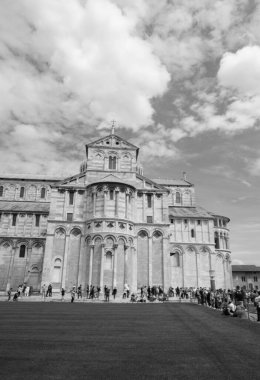 Pisa, Italyitaly, Pisa, 30 -04-2023: LANDSCAPE Piazza del Duomo fanatik katedrali ve eğik kulesi ile. Pisa, İtalya
