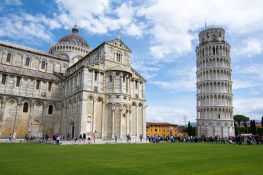 Pisa, Italyitaly, Pisa, 30 -04-2023: LANDSCAPE Piazza del Duomo fanatik katedrali ve eğik kulesi ile. Pisa, İtalya