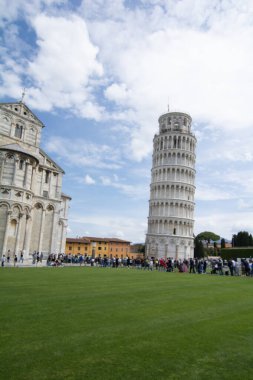 Pisa, Italyitaly, Pisa, 30 -04-2023: LANDSCAPE Piazza del Duomo fanatik katedrali ve eğimli kulesi.