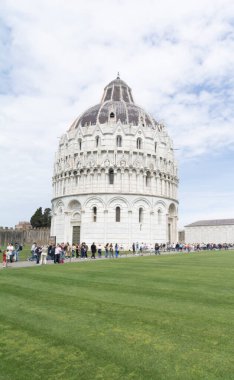 İtalya, Pisa, 30 -04-2023 LANDSCAPE Piazza del Duomo, fanatik katedrali ve eğik kulesi var. Pisa, İtalya