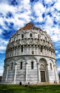 İtalya, Pisa, 30 -04-2023 LANDSCAPE Piazza del Duomo, fanatik katedrali ve eğik kulesi var. Pisa, İtalya