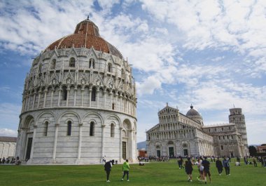 İtalya, Pisa, 30 -04-2023 LANDSCAPE Piazza del Duomo, fanatik katedrali ve eğik kulesi var. Pisa, İtalya
