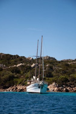 İtalya, La Maddalena Sardinia, 25, set. La Maddalena Sardunya 'sında SalvaScarica' nın primatlar öncesi yelkenlisi çok güzel kayalık oluşumlarla yelken açtı. Lüks yaz macerası