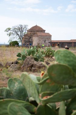 Nuraghe ve BYZANTINE Kilisesi SARDINIA 'daki Santa Sabina Kilisesi