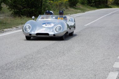 URBINO, İTALYA - 16 Haziran 2022: LOTUS ELEVEN CLIMAX 1956 Mille Miglia 2022 rallisinde eski bir italyan tarihi yarışı Mille Miglia 2022 'de ünlü italyan tarihi yarışı