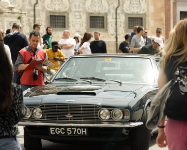 PISA, ITALY - 30 NİSAN - 2023 Aston Martin DBS 1969 rallideki eski bir yarış arabası hakkında