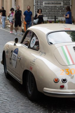 PESARO, İtalya - 14 Haziran 2023: PORSCHE 356 S 1500 GS CARRERA 1956 Mille Miglia 2020 rallisinde eski bir yarış arabası üzerinde ünlü İtalyan tarihi yarışı (1927-1957))