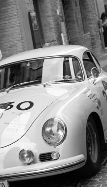 PESARO, İtalya - 14 Haziran 2023: PORSCHE 356 S 1500 GS CARRERA 1956 Mille Miglia 2020 rallisinde eski bir yarış arabası üzerinde ünlü İtalyan tarihi yarışı (1927-1957))