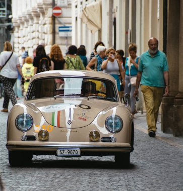 PESARO, İtalya - 14 Haziran 2023: PORSCHE 356 S 1500 GS CARRERA 1956 Mille Miglia 2020 rallisinde eski bir yarış arabası üzerinde ünlü İtalyan tarihi yarışı (1927-1957))