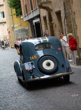 PESARO, İtalya - 14 Haziran 2023: FIAT 1100 B BERLINA 1949 Mille Miglia 2020 rallisinde eski bir yarış arabası üzerinde ünlü İtalyan tarihi yarışı (1927-1957))