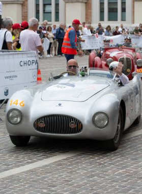 PESARO, İtalya - 14 Haziran 2023: CISITALIA 202 S MM Örümcek 1947 Mille Miglia 2020 rallisinde eski bir yarış arabası üzerine ünlü İtalyan tarihi yarışı (1927-1957))