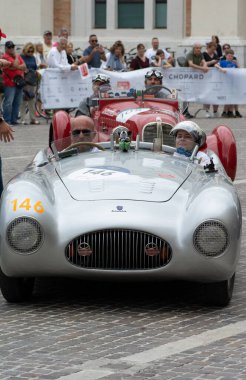PESARO, İtalya - 14 Haziran 2023: CISITALIA 202 S MM Örümcek 1947 Mille Miglia 2020 rallisinde eski bir yarış arabası üzerine ünlü İtalyan tarihi yarışı (1927-1957))