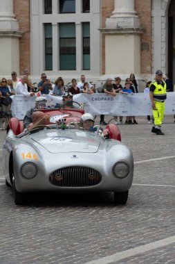 PESARO, İtalya - 14 Haziran 2023: CISITALIA 202 S MM Örümcek 1947 Mille Miglia 2020 rallisinde eski bir yarış arabası üzerine ünlü İtalyan tarihi yarışı (1927-1957))