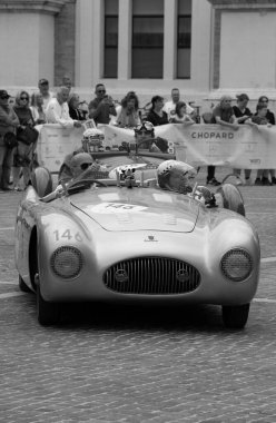 PESARO, İtalya - 14 Haziran 2023: CISITALIA 202 S MM Örümcek 1947 Mille Miglia 2020 rallisinde eski bir yarış arabası üzerine ünlü İtalyan tarihi yarışı (1927-1957))