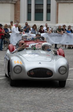 PESARO, İtalya - 14 Haziran 2023: CISITALIA 202 S MM Örümcek 1947 Mille Miglia 2020 rallisinde eski bir yarış arabası üzerine ünlü İtalyan tarihi yarışı (1927-1957))