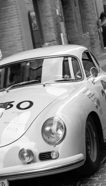 Pesaro ตาล นายน 2023 Porsche 356 1500 Carrera 1956 บนรถแข — ภาพถ่ายสต็อก