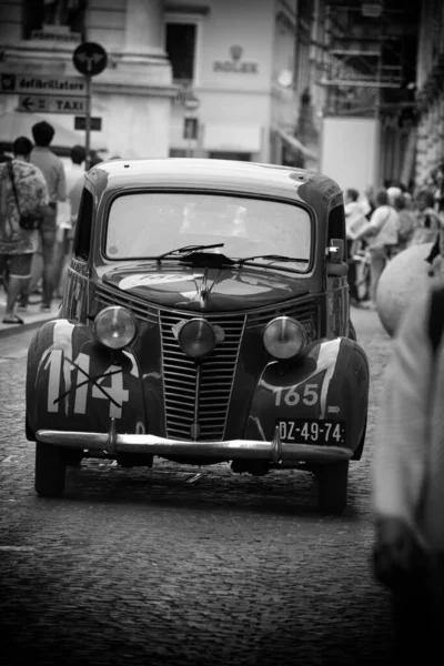 イタリア ペサロ Jun 2023 Fiat1100 Berlina 1949ラリーで古いレースカーでミル ミリア2020有名なイタリアの歴史的なレース 1927 1957 — ストック写真