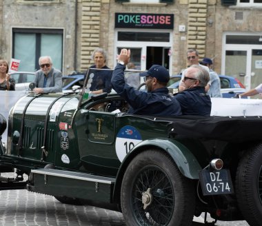 PESARO, İtalya - 14 Haziran 2023: BENTLEY 3 LITRE 1923 Mille Miglia 2020 rallisinde eski bir yarış arabası üzerinde ünlü İtalyan tarihi yarışı (1927-1957))