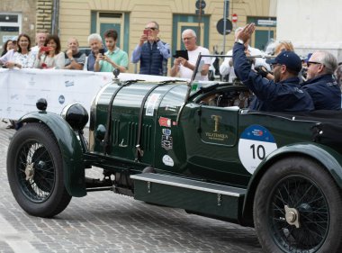 PESARO, İtalya - 14 Haziran 2023: BENTLEY 3 LITRE 1923 Mille Miglia 2020 rallisinde eski bir yarış arabası üzerinde ünlü İtalyan tarihi yarışı (1927-1957))