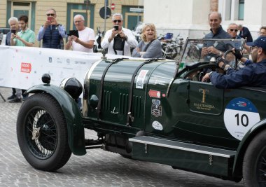 PESARO, İtalya - 14 Haziran 2023: BENTLEY 3 LITRE 1923 Mille Miglia 2020 rallisinde eski bir yarış arabası üzerinde ünlü İtalyan tarihi yarışı (1927-1957))