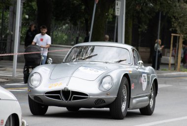 PESARO, İtalya - 14 Haziran 2023: ALFA ROMEO 2000 SPORTIVA 1954 Mille Miglia 2020 rallisinde eski bir yarış arabası üzerinde ünlü İtalyan tarihi yarışı (1927-1957))