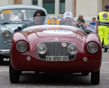 Pesaro, İtalya - 14 Haziran - 2023: FIAT 1100 508 C BARCHETTA 1948 Mille Miglia 2020 rallisinde eski bir yarış arabası üzerinde ünlü İtalyan tarihi yarışı (1927-1957))