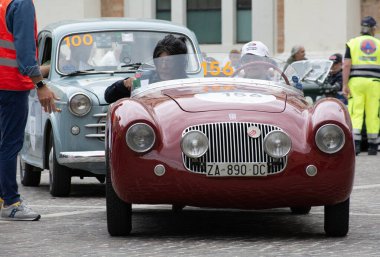 Pesaro, İtalya - 14 Haziran - 2023: FIAT 1100 508 C BARCHETTA 1948 Mille Miglia 2020 rallisinde eski bir yarış arabası üzerinde ünlü İtalyan tarihi yarışı (1927-1957))