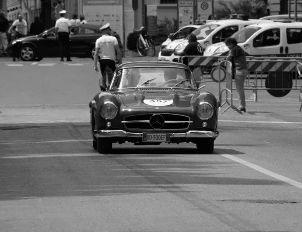 Pesaro イタリア Jun 2023 Mercedes Benz 300 W198 1955ラリーで古いレースカーでMile Miglia — ストック写真