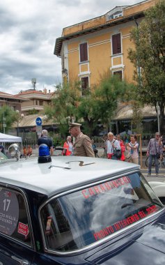 Pesaro, İtalya - 14 Haziran - 2023: ALFA ROMEO GIULIA CARABINIERI Mille Miglia 2023 rallisinde eski bir yarış arabası üzerinde ünlü İtalyan tarihi yarışı (1927-1957))