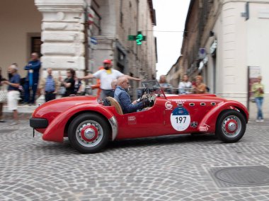 Pesaro, İtalya - 14 Haziran - 2023: HealEY 2400 SILVERStONE E TYPE 1950 Mille Miglia 2023 rallisinde eski bir yarış arabası üzerinde ünlü İtalyan tarihi yarışı (1927-1957))