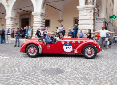Pesaro, İtalya - 14 Haziran - 2023: HealEY 2400 SILVERStONE E TYPE 1950 Mille Miglia 2023 rallisinde eski bir yarış arabası üzerinde ünlü İtalyan tarihi yarışı (1927-1957))